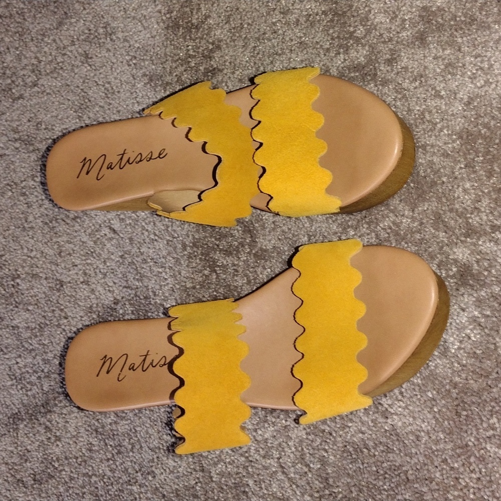 Matisse Yellow Scalloped Strap Platform Wedge Sandals Wood Heel SIZE 9